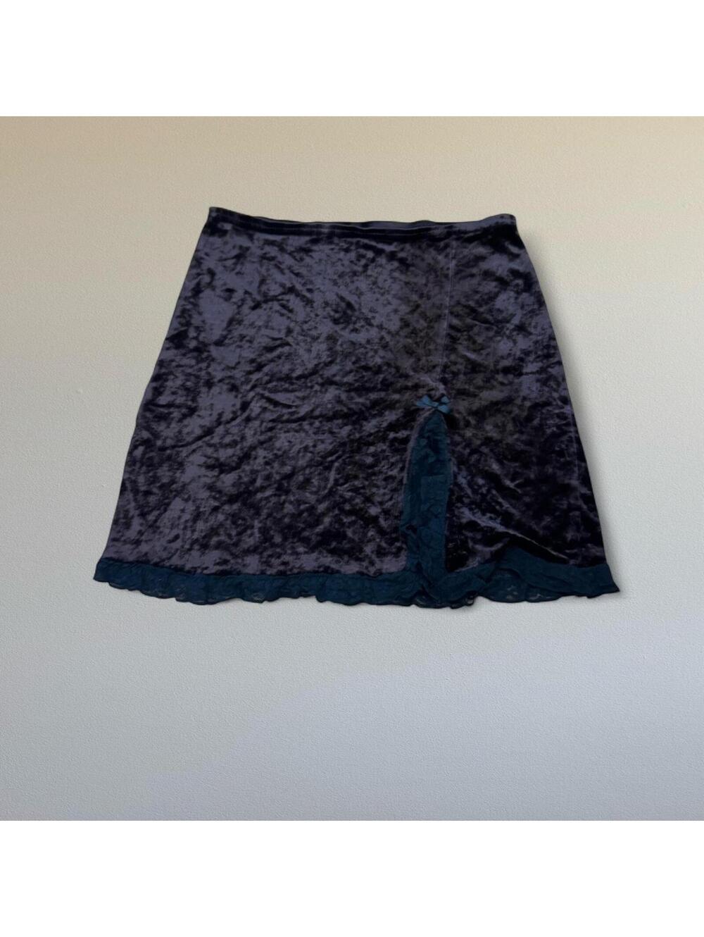 Y2K velvet mini skirt with lace ruffle trim. Best fits an xs/s.